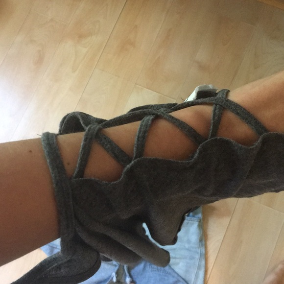 ABERCROMBIE & FITCH Gray Criss Cross Cut Out Tank - Picture 2 of 3